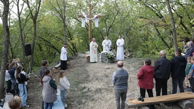 Obnovený Pacherův kříž u Mokré byl o víkendu slavnostně požehnán